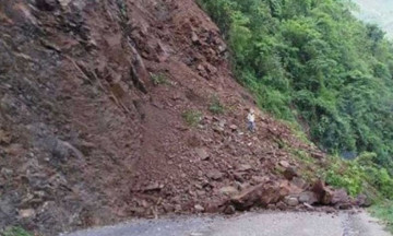 सुक्खा पहिरोले कोशी राजमार्ग अवरुद्ध, पहिरोमा परी एक घाइते